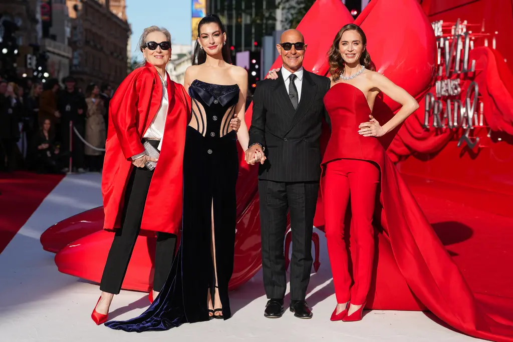 ▲《穿著PRADA的惡魔2》全球狂熱！榮登美國觀眾今夏最想看強片第三名，梅莉史翠普（左起）、安海瑟薇、史丹利圖奇、艾蜜莉布朗在倫敦首映會上大秀精品華服，粉絲目不暇給。（圖／美聯社／達志影像）