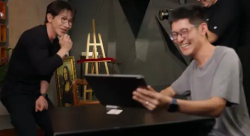 ▲劉謙（左）不敢相信鏡頭能拍的這麼清楚，嚇到摀臉倒退。（圖／億點點不一樣YouTube）