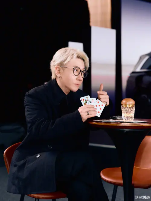 ▲劉謙最近染了金髮，還是相當熱衷於變魔術。（圖／微博＠劉謙）