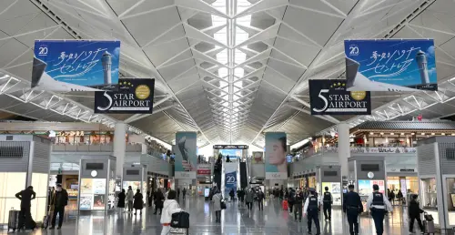 ▲有台灣遊客在日本中部國際機場候機時，目擊一群台灣年輕人把候機室當作居酒屋，不只喝酒嬉鬧，離開時還沒帶走垃圾，把現場弄得一片狼藉。（圖／美聯社／達志影像）