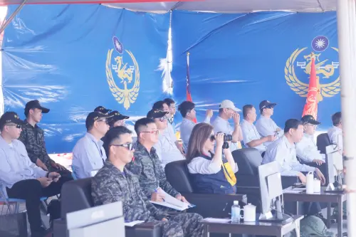 ▲海委會主委管碧玲（中）首度到南沙太平島視導演練。（圖／海巡署提供）