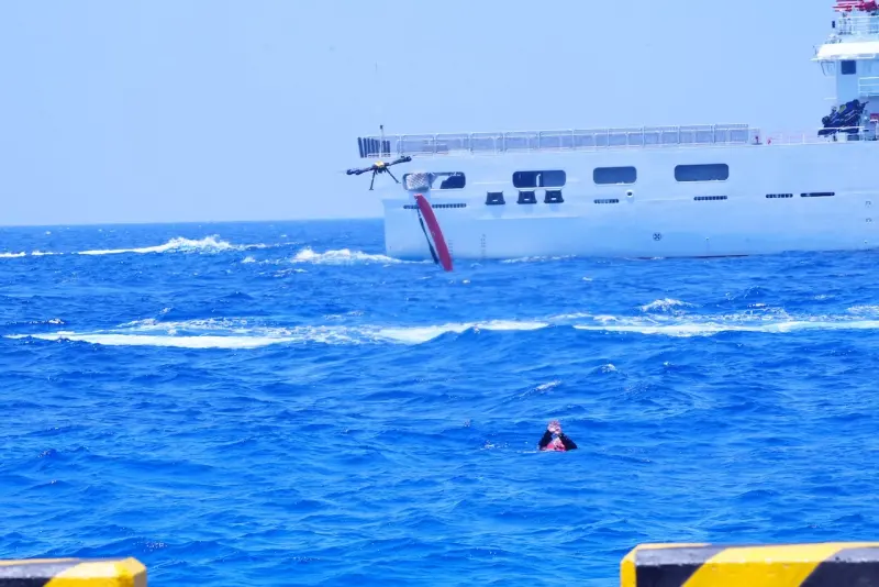    ▲太平島「南援九號」操演，無人機投放魚雷浮標。（圖／海巡署提供）  