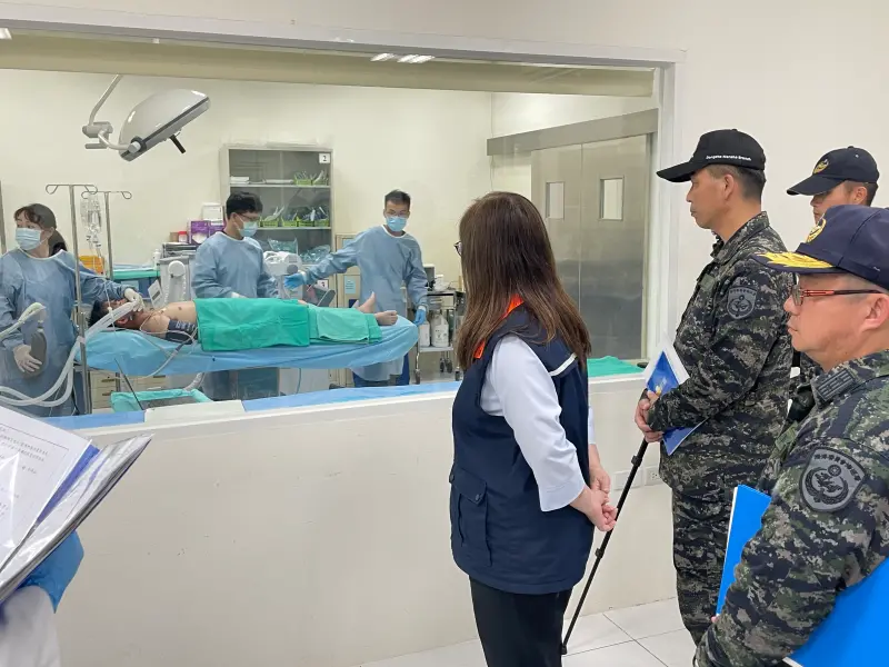    ▲海委會主委管碧玲視導南沙醫院醫療過程。（圖／海巡署提供）  