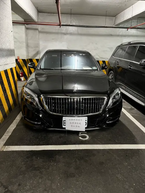 ▲洪男名下車輛遭到扣押。（圖／調查局提供）