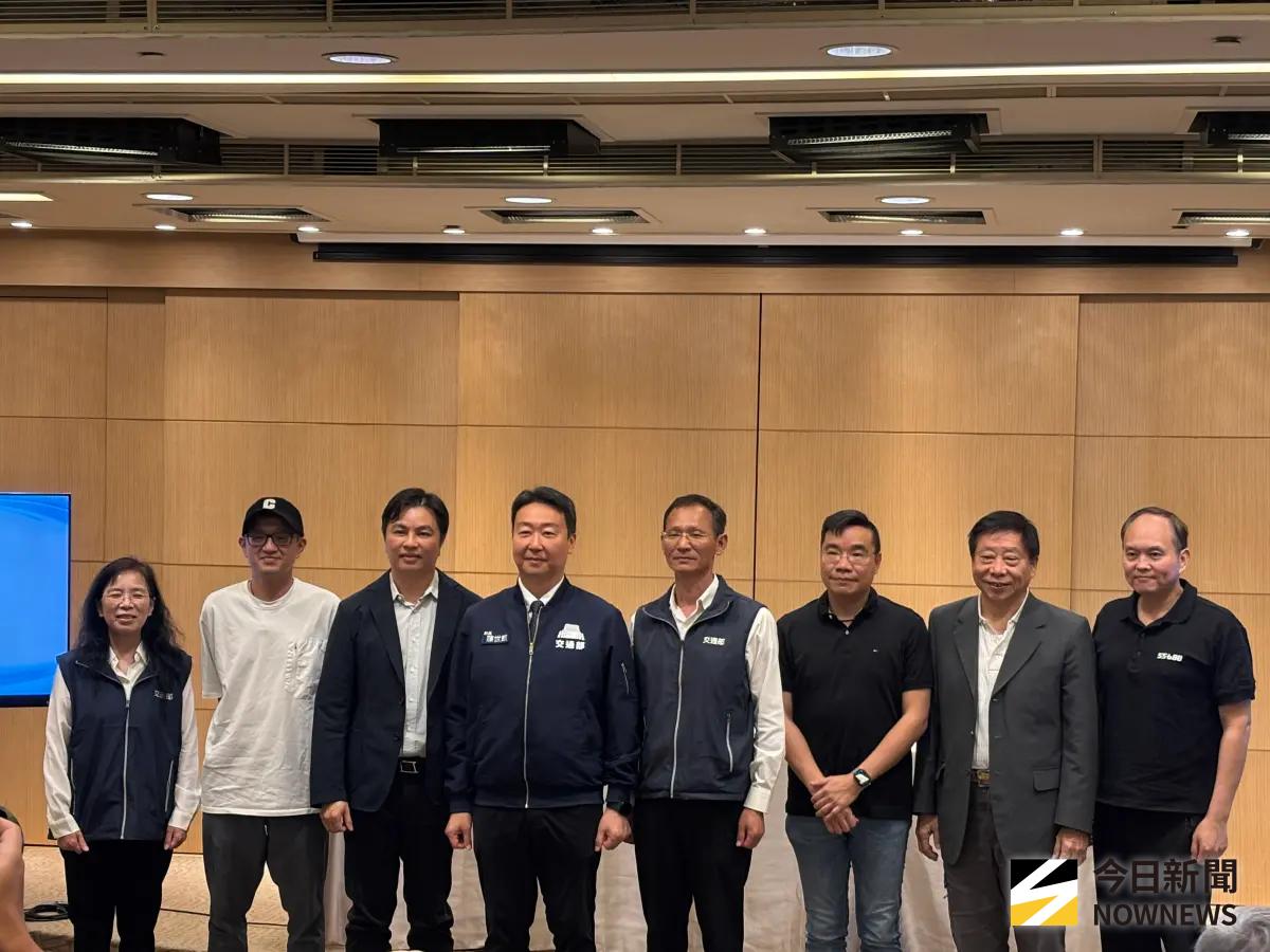 ▲交通部部長陳世凱、公共運輸監理司司長胡迪琦胡迪琦、交通部公路局局長林福山與計程車相關產業代表出席「計程車油價折讓補貼機制」記者會。（圖／記者李青縈攝）