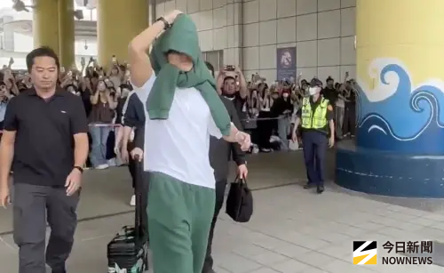 ▲珉奎從仁川出境時，是穿著長袖，抵達高雄熱到直接脫掉。（圖／讀者提供）