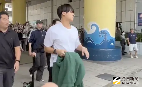 SEVENTEEN分隊S.COUPS、珉奎抵達高雄　熱到崩潰直接把衣服脫掉！