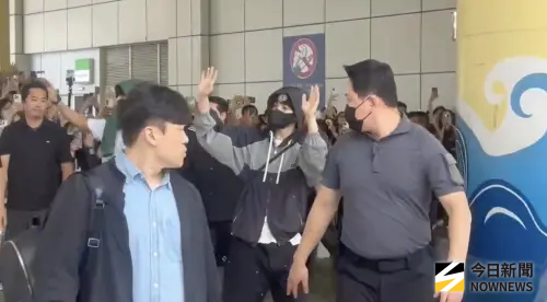 ▲S.COUPS一現身就一路揮手致意。（圖／讀者提供）