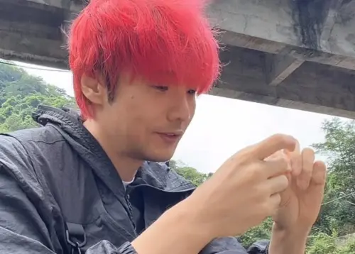 李榮浩深山直播釣魚！才喊危險手機秒掉水裡　10萬粉絲全看傻笑翻