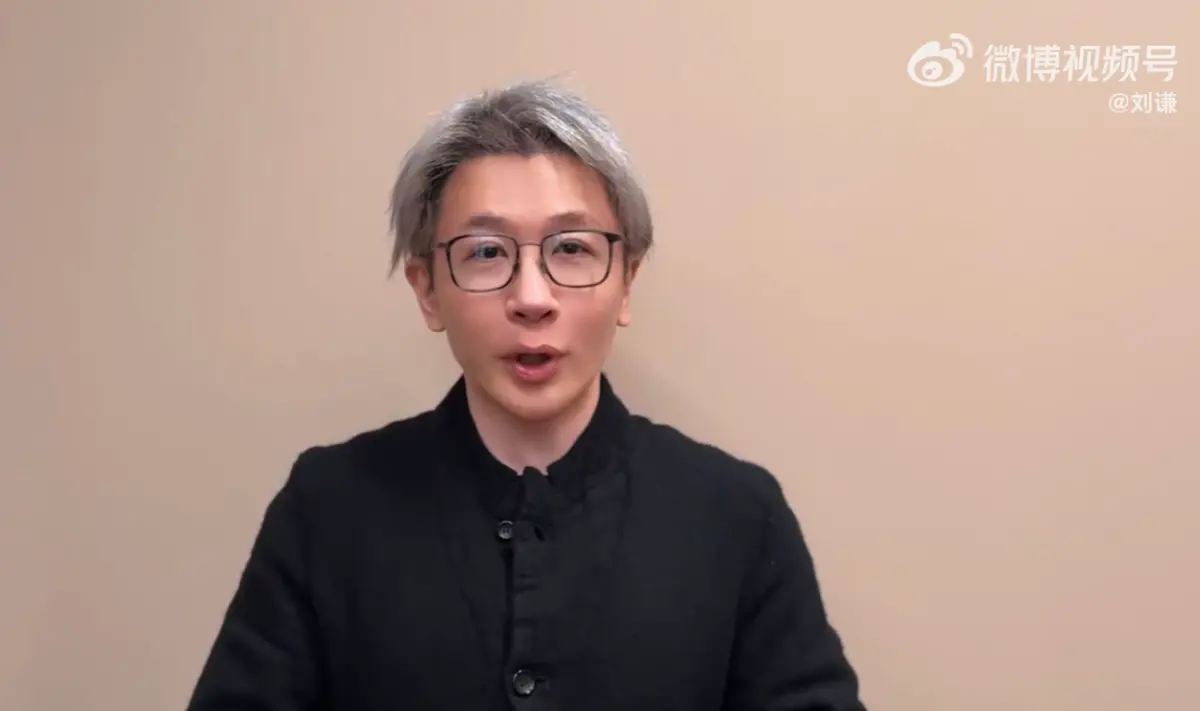 ▲49歲魔術師劉謙2年前罹患肺腺癌，手術治療後他表示自己已經完全沒事了，而劉謙近日更染了新髮色，一頭銀白頭髮相當吸睛。（圖／微博＠劉謙）