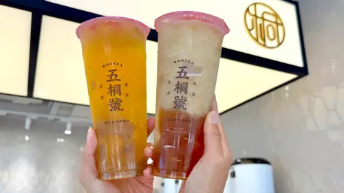 ▲五桐號新品，左起：「麝香葡萄粉粿烏龍」大杯79元、「麝香葡萄柚子冰沙」大杯89元，新配料「桂花粉粿」20元。（圖／記者蕭涵云攝）