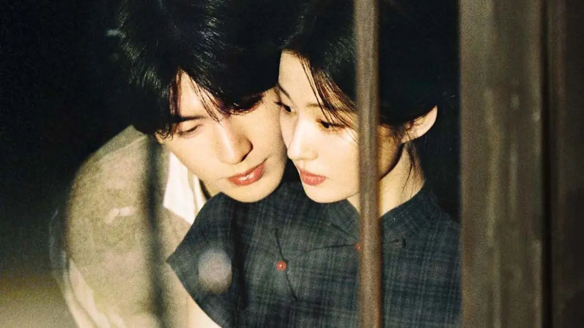 ▲張凌赫（後）在《這一秒過火》從背後環抱王楚然，兩人CP感十足，讓該劇未播先轟動。（圖／愛奇藝國際版提供）