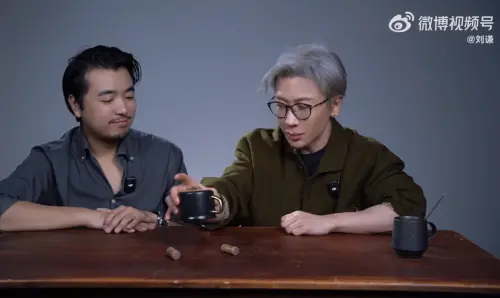 ▲劉謙還是持續在變魔術、拍攝教學影片，染了頭髮後看起來更加有個人特色。（圖／微博＠劉謙）