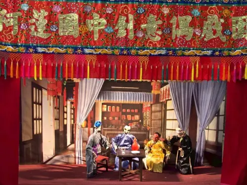 ▲學生憑藉精湛技藝演出劇碼《林半仙傳奇》，成功蟬聯傳統偶戲類「特優」獎項。（圖／高市府教育局提供）