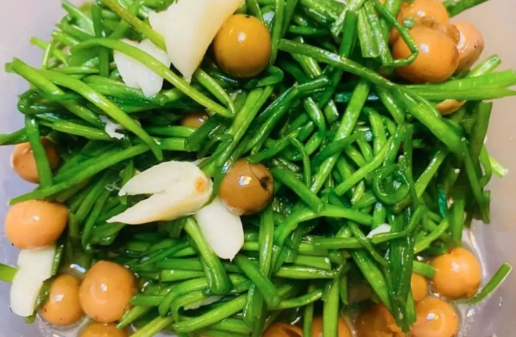 ▲台灣路邊熱炒店越來越常見「炒水蓮」這道菜色，清脆口感讓許多人一吃成主顧。（圖／翻攝自《Costco好市多 商品經驗老實說》）