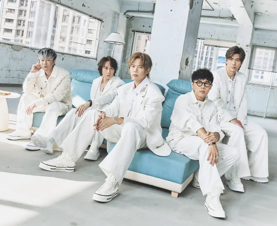 ▲八三夭阿璞（中）和豆花妹交往11年，婚事成焦點。近期團隊一起穿白西裝拍MV，大夥說真的好像在拍婚紗照。左起為阿電、霸天、阿璞、劉逼、小橘。（圖／索尼音樂提供）