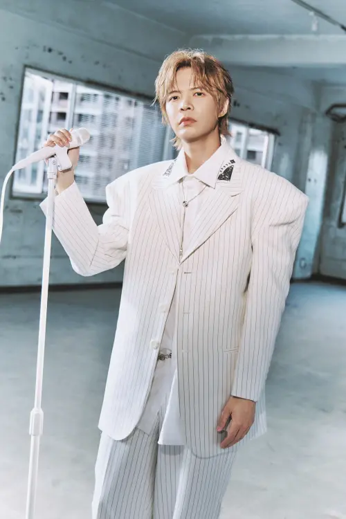 ▲八三夭阿璞穿上白西裝拍MV，高墊肩被團員虧說像是穿戰鬥服。（圖／索尼音樂提供）