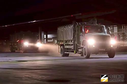 ▲清晨時分，挺進班先行進入目標區實施陣地佔領與警戒，確保後續戰砲隊順利進駐與火力展開。（圖／記者莊全成攝，2026.04.23）