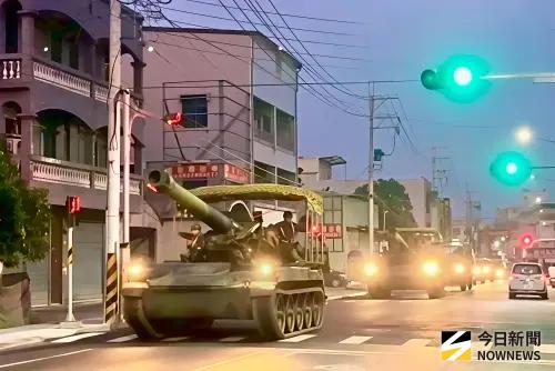 ▲M110A2自走砲、悍馬車、中型戰術輪車進行戰術機動、陣地轉移與砲陣地開設作業。（圖／記者莊全成攝，2026.04.23）
