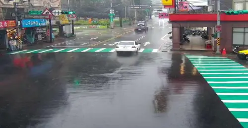 鋒面衝到台灣上空了！基隆、新北九份大暴雨畫面曝光：雨像用倒的