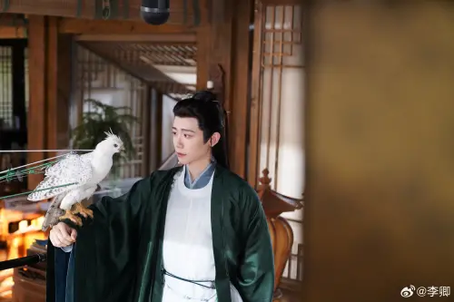 不是張凌赫！《逐玉》李卿遭爆秘戀　與女子遛狗、返香閨被拍