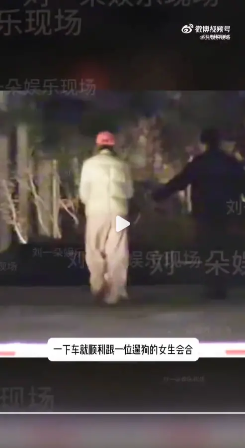 ▲李卿（右）被拍到與女子互動親密，爆料畫面曝光後，大部分網友留言緩頰，認為他是演員，談個戀愛沒什麼。（圖／翻攝微博）