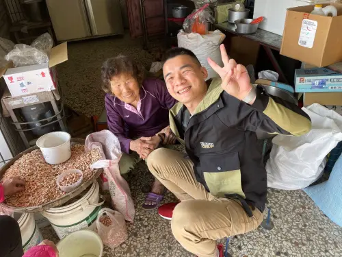 ▲紅龜粿阿嬤（左）今年1月離世，享耆壽90歲。（圖／落花生香-職人手作 花生糖）