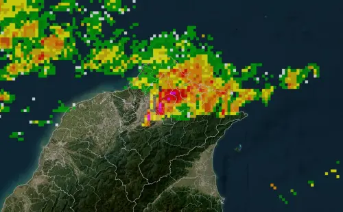 ▲鋒面系統現已抵達台灣海峽，正逐步靠近西北部沿海，目前雙北、基隆上空已有雲雨帶發展。（圖／取自「台灣颱風論壇｜天氣特急﻿」）