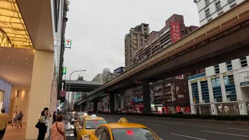 台北天空黑了！鋒面抵達「下班遇豪雨」　氣象署：雨下最大時刻到
