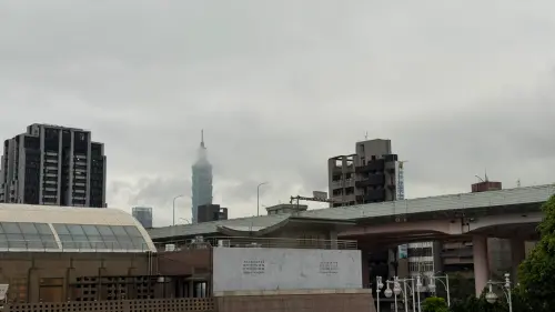 ▲台北空氣中瀰漫著悶熱與濕氣交織的氣息，，提醒民眾外出記得攜帶雨具，或趕快找個室內躲雨。（圖／記者蕭涵云攝）