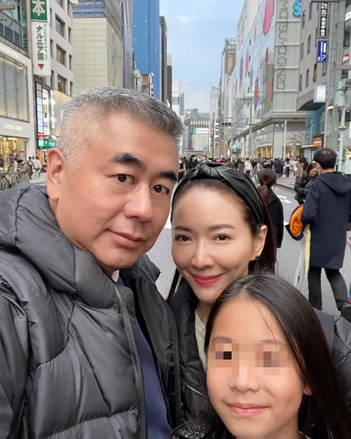 ▲蔡依倫（中）與倫華集團總裁林靖倫（左）結婚約19年，育有一雙兒女。（圖／Elaine IG@ms._tsai）