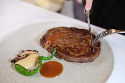 高雄萬豪「美享地牛排館」開幕！米其林主廚操刀　親揭烤牛排秘招