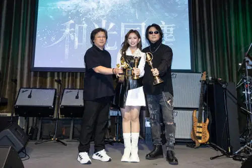 ▲大馬歌手劉恩君（中）來台發展，歌手陳建寧（右）和金馬金鐘最佳特效得主人林哲民（左），特別出席記者會力挺。（圖／金牌娛樂＆無限延伸音樂提供）