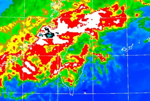 鋒面衝進台灣了！台北、新北市區大雨開轟　通勤族明天也要帶雨具