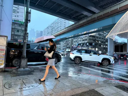 ▲鋒面雨帶已經開始影響台灣北部縣市，台北市的上班族也拿起雨傘。（圖／記者蕭涵云攝）