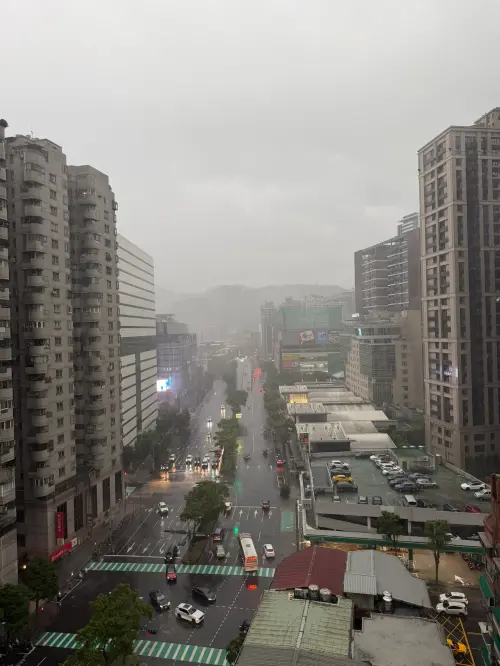 ▲新北市新店也已經開始下起大雨。（圖／讀者提供）