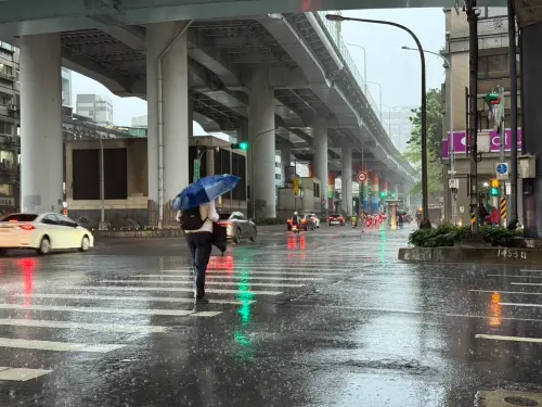 ▲今（23）日晚間起鋒面雨帶正式壓境台灣，影響期程預估今晚至明晨期間。（圖／記者蕭涵云攝）