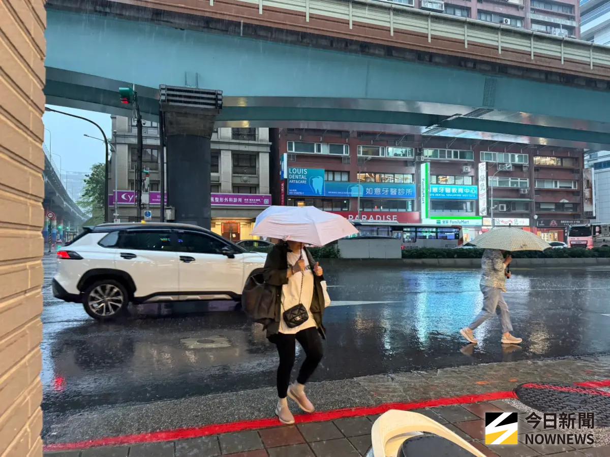 ▲今（16）日受到西南風影響，南部不定時有雨，其他地區也有午後雷陣雨出現。（圖／記者蕭涵云攝）