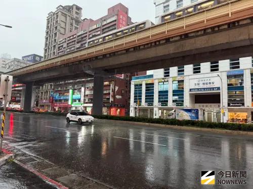 ▲醫生警示：「在雨天長時間待在戶外，除了要留意交通安全外，也可能對皮膚與頭皮造成影響。」（圖／記者蕭涵云攝）