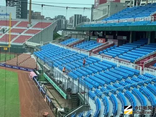 ▲統一獅洋投布雷克4月15日拿下本季首勝後，16日卻是全場最早開練的球員，與投手教練霍斯曼進行登階訓練。（圖／記者陳柏翰攝,2026.4.23）