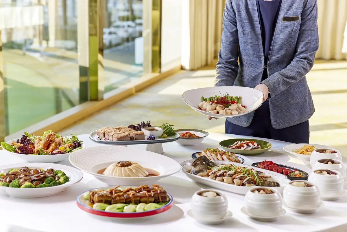 ▲全國飯店將經典菜餚傳承至今，同時不斷研發新菜色，滿足老顧客味蕾，母親節檔期八成訂單是回頭客。（圖／業者提供）