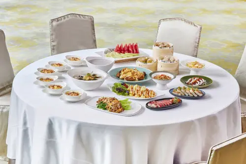 ▲全國飯店針對家庭客推出全壽港粵雅集六人桌宴，將全壽樓港式飲茶經典菜色納入菜單。（圖／業者提供）