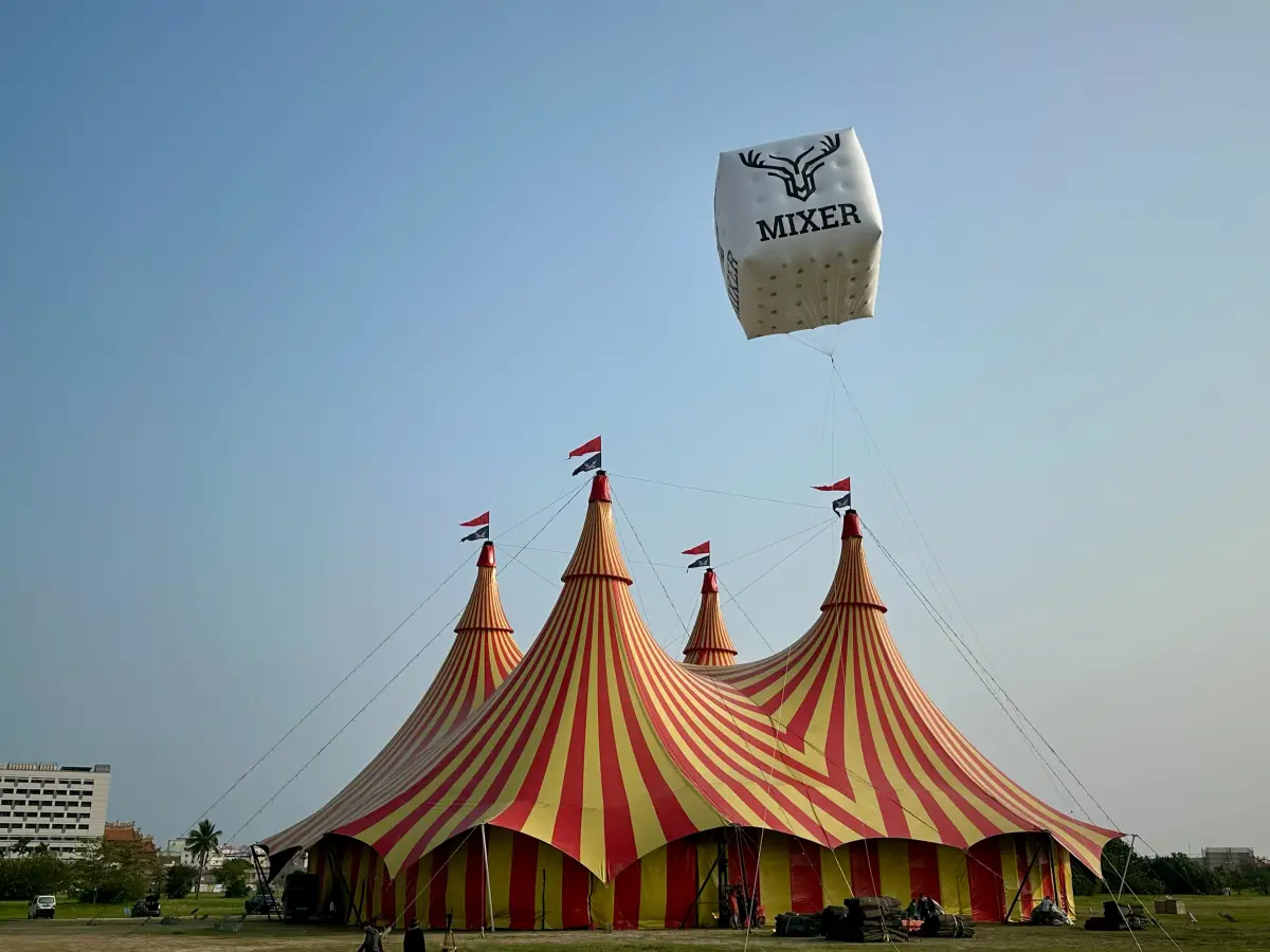 ▲麋先生以巨大馬戲帳篷打造演唱會舞台，超夢幻造型吸引高雄市民爭相打卡。現在坊間還出現10倍黃牛票，主辦單位呼籲千萬別買，以免受騙，同時另外釋出部分視線遮蔽區域座位的票。（圖／相信音樂提供）