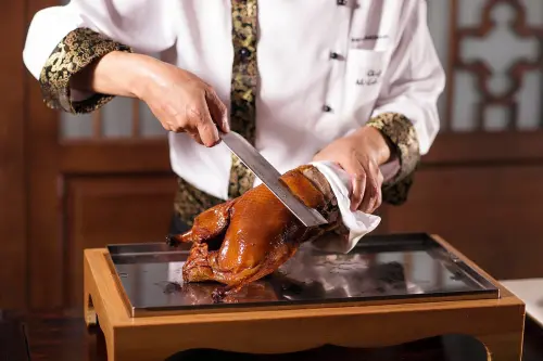 ▲「掛爐北京烤鴨」是全國飯店傳承多年的招牌料理，一鴨三吃，家庭聚宴必點。（圖／業者提供）