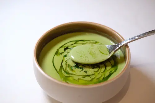 ▲「櫛瓜濃湯」手法細膩，喝起來順口盈香。（圖／記者葉盛耀攝）