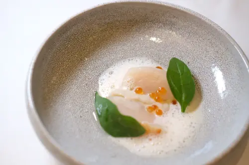 ▲「香煎北海道干貝‧白酒奶油醬‧鮭魚卵」是用法式手法，將多樣食材堆疊出多層次滋味。（圖／記者葉盛耀攝）