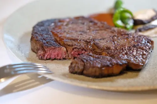 ▲美享地牛排館主廚Fabien Vergé親自揭露牛排美味的秘訣，讓牛排外酥內嫩。（圖／記者葉盛耀攝）