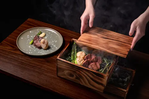 ▲台北花園酒店PRIME ONE牛排館精選雙人套餐，直火炭烤料理選用日本A5和牛鯉魚管與北海道干貝，並以煙燻手法調理。（圖／台北花園酒店提供）