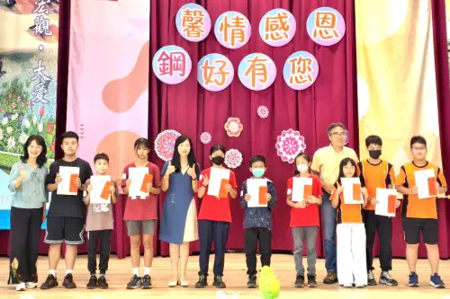 ▲中鋼公司攜手小港區17所國中小學共同舉辦115年度小港區孝親楷模表揚儀式，坪頂國小校長馬惠祺(右4)、太平國小校長翁瑞美(左1)及鳳鳴國小校長蘇靜好(左5)頒發學業績優獎學金給獲獎學生代表。(圖／中鋼公司提供)