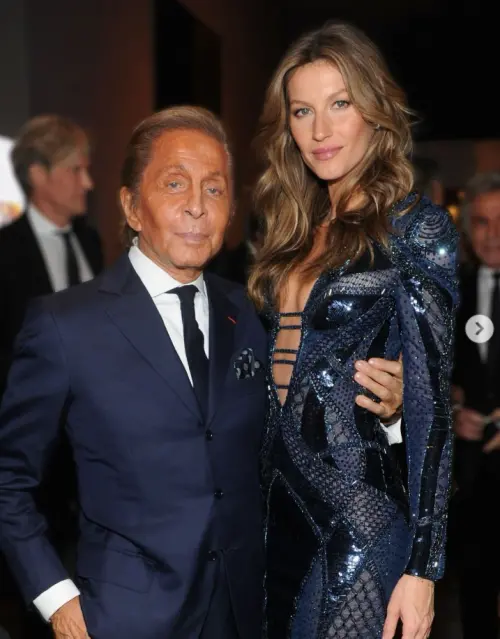 ▲范倫鐵諾（左）其實也有客串《穿著PRADA的惡魔》，他和吉賽兒邦臣（右）都是時尚圈的大人物。（圖／吉賽兒邦臣IG@gisele）